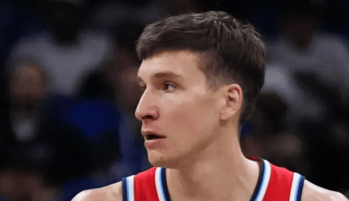 明日NBA常规赛：快船将于客场挑战湖人。
赛前，船记社媒发文表示：“波格丹诺维奇