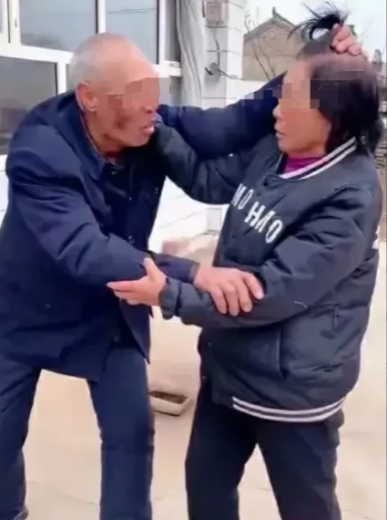 广东，70多岁的冯某因大妈侯某借钱不还，上门讨债情绪失控，踹开卫生间门暴打正在洗