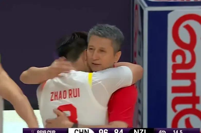 中国队长赵睿投进关键三分后 泪洒赛场！