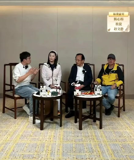 于老师带明明又访谈了
谈的啥没听
只是看到照片里阵容强大
现在带明明出游上道了