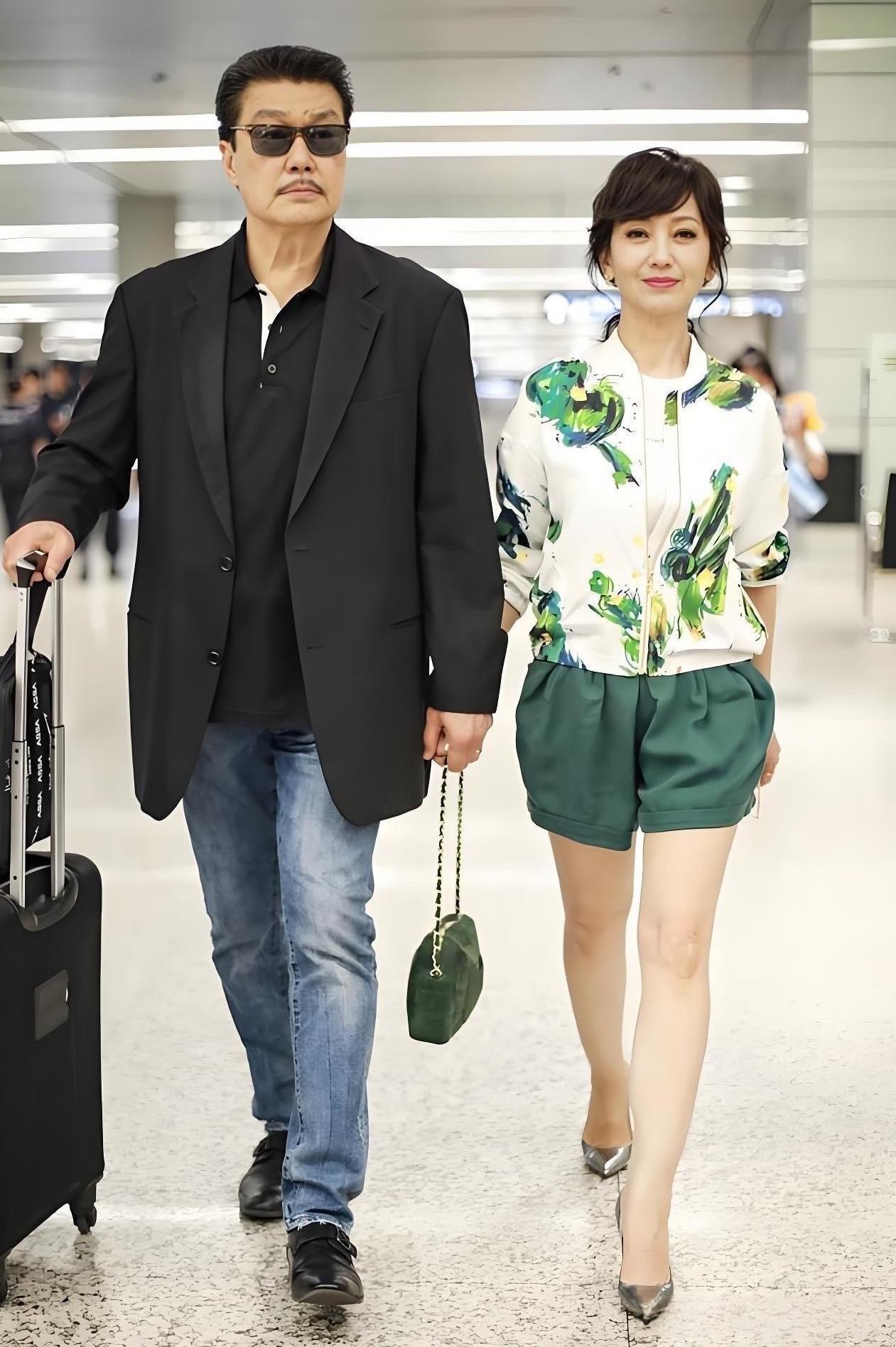 这是一对最恩爱的夫妻，结婚多年，一直相濡以沫。不管是在年龄上，气质身高上，都特别