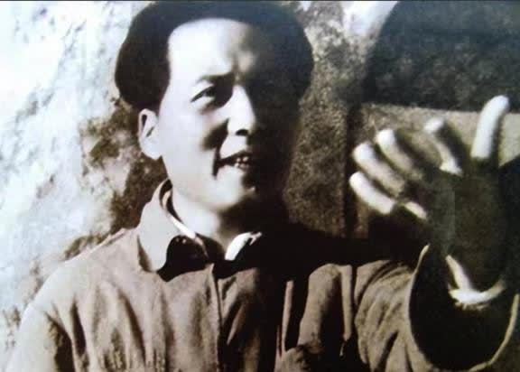 1927年，风云诡谲。
一个湖南伢子，被民团抓了，眼看就要被枪毙。
他究竟使