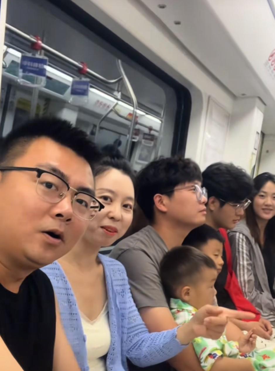 田静一家人来了一趟南昌 ，激起一大片水花，支持许妈的粉丝有两种意见，
一种是劝田