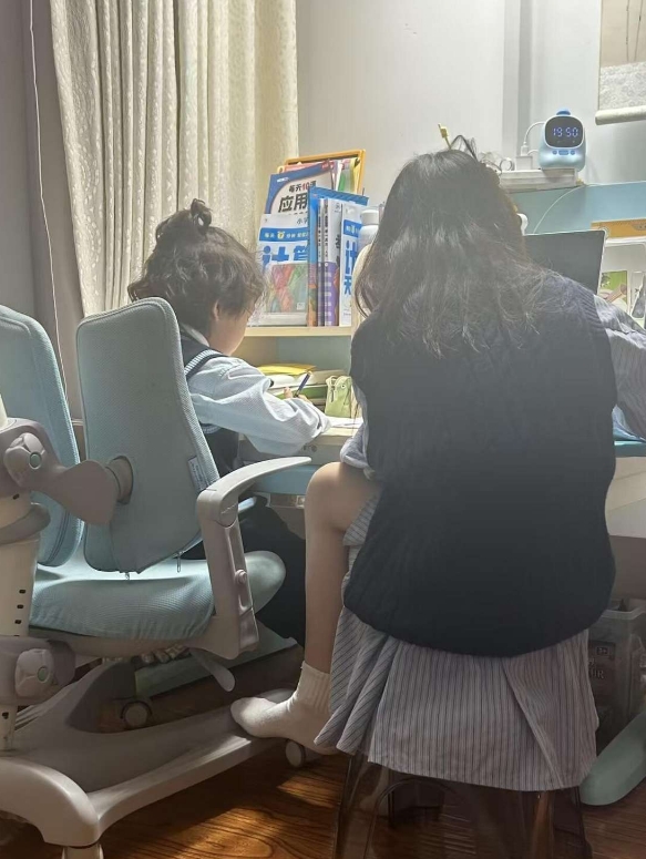 当妈的不容易啊，这好不容易熬到孩子上小学吧，这辅导功课的重任又来了
