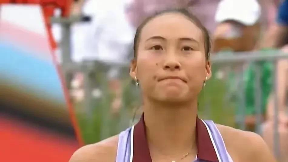 心疼郑钦文！在WTA500伦敦站半决赛，她1 - 2不敌阿尼西莫娃，眼眶含泪提前
