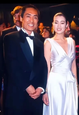  九十年代老照片，巩俐红毯造型惊艳时光！

 白色礼服裙优雅迷人，气场独一无二！