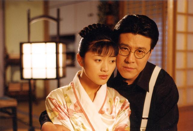 1929年，董竹君12岁的女儿正在玩闹，突然就被父亲揪着脖子，丢进了卧室，他大骂