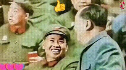 伟人巨手搀将帅，
关怀信任又倚重。
领袖扶肩意暖融，
春风化雨润英雄。
猛将仰望