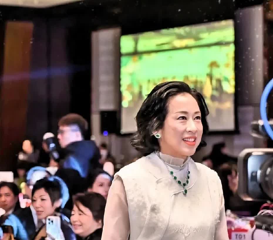 朱玲玲估计现在睡不着了

不是霍启仁结婚了太感动

也不是对儿媳妇不满意