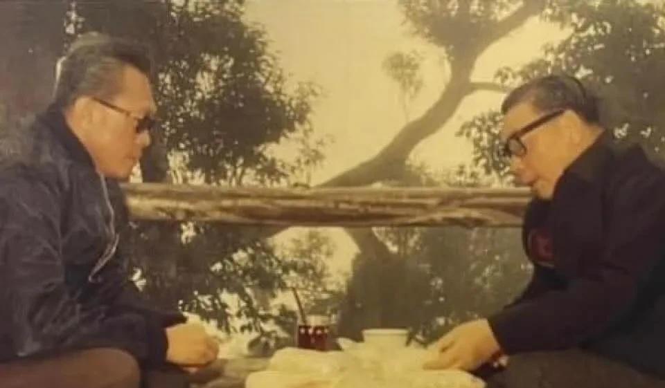 1960年建丰和李光耀在台湾一家茶馆饮茶
