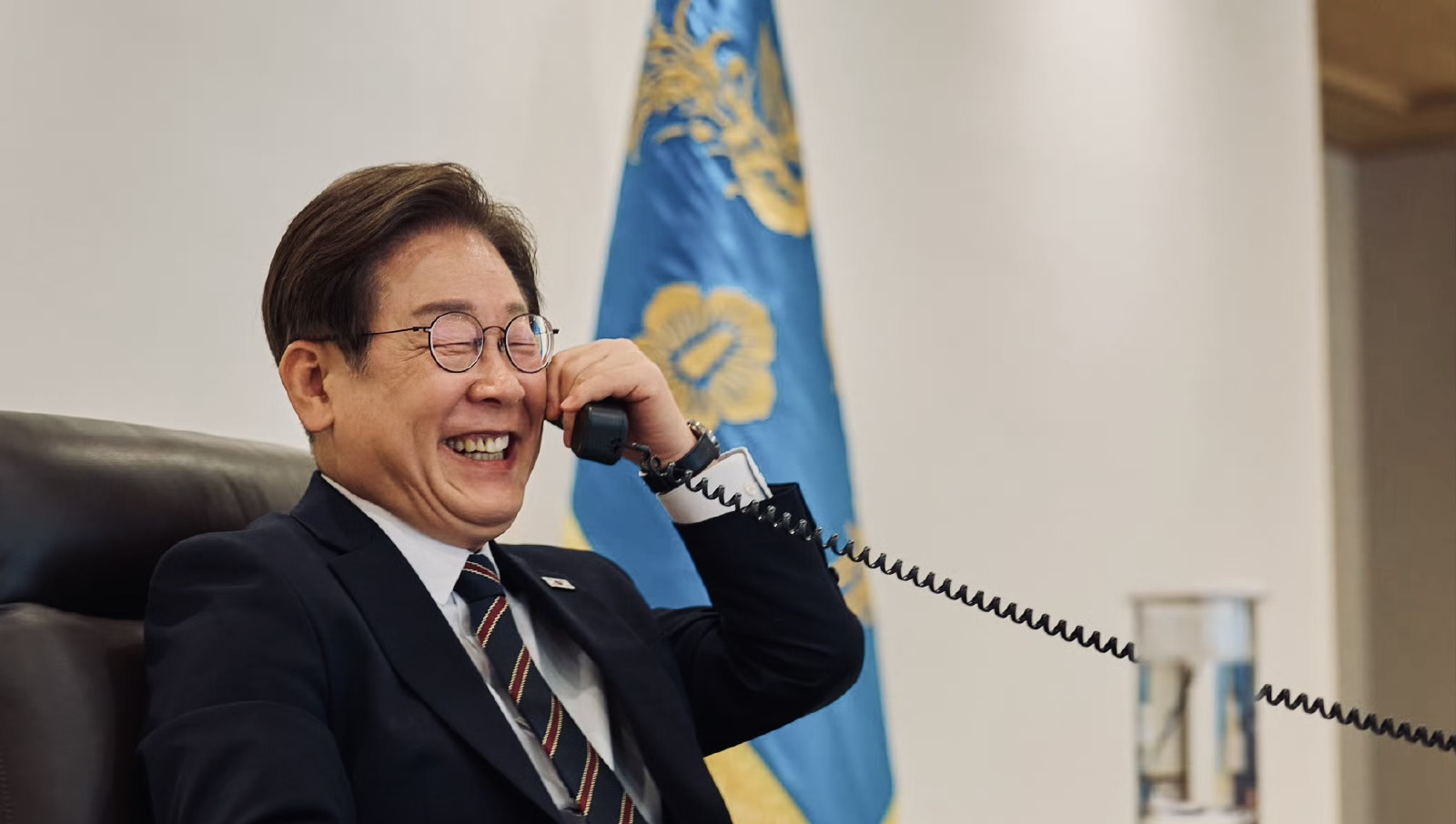 新总统搞大事，搬回青瓦台，还和日本首相煲电话粥











天呐！韩国