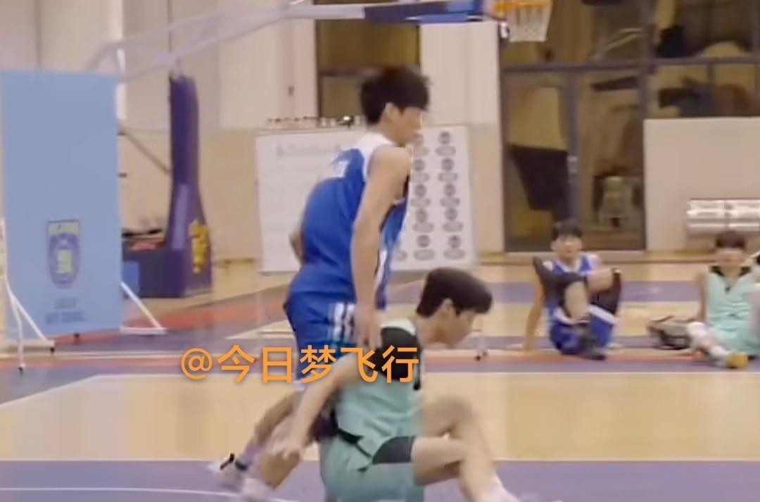 广东队朱总兼朱指导上线！
昨天上午，广东宏远篮球俱乐部总经理朱芳雨到了广州越秀区
