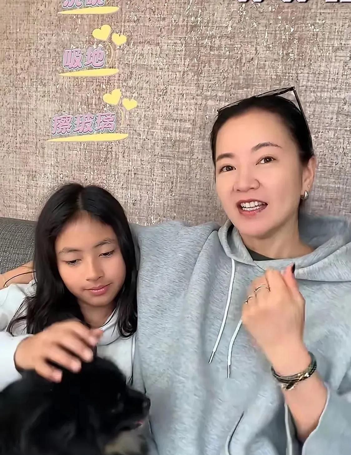 感觉阿雅比小s聪明很多，知道该忍的时候就忍，知道明哲保身，不牵扯更多的是非。
阿