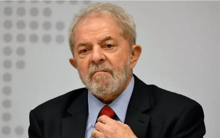 卢拉将领带一紧，一脸的蔑视。
美国对巴西的关税维持在10%。
这离不开卢拉对特朗