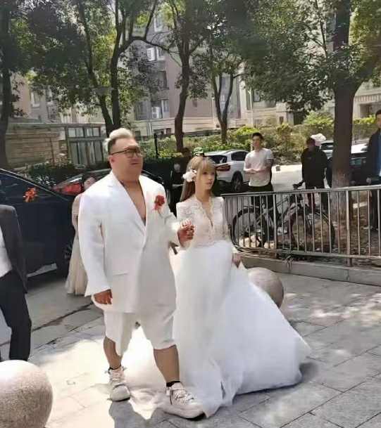 这位新郎肯定多财多亿
