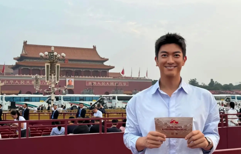 杜江受邀现场观看九三阅兵，座位处于极佳区域，成为娱乐圈最让人羡慕的明星。
一大早