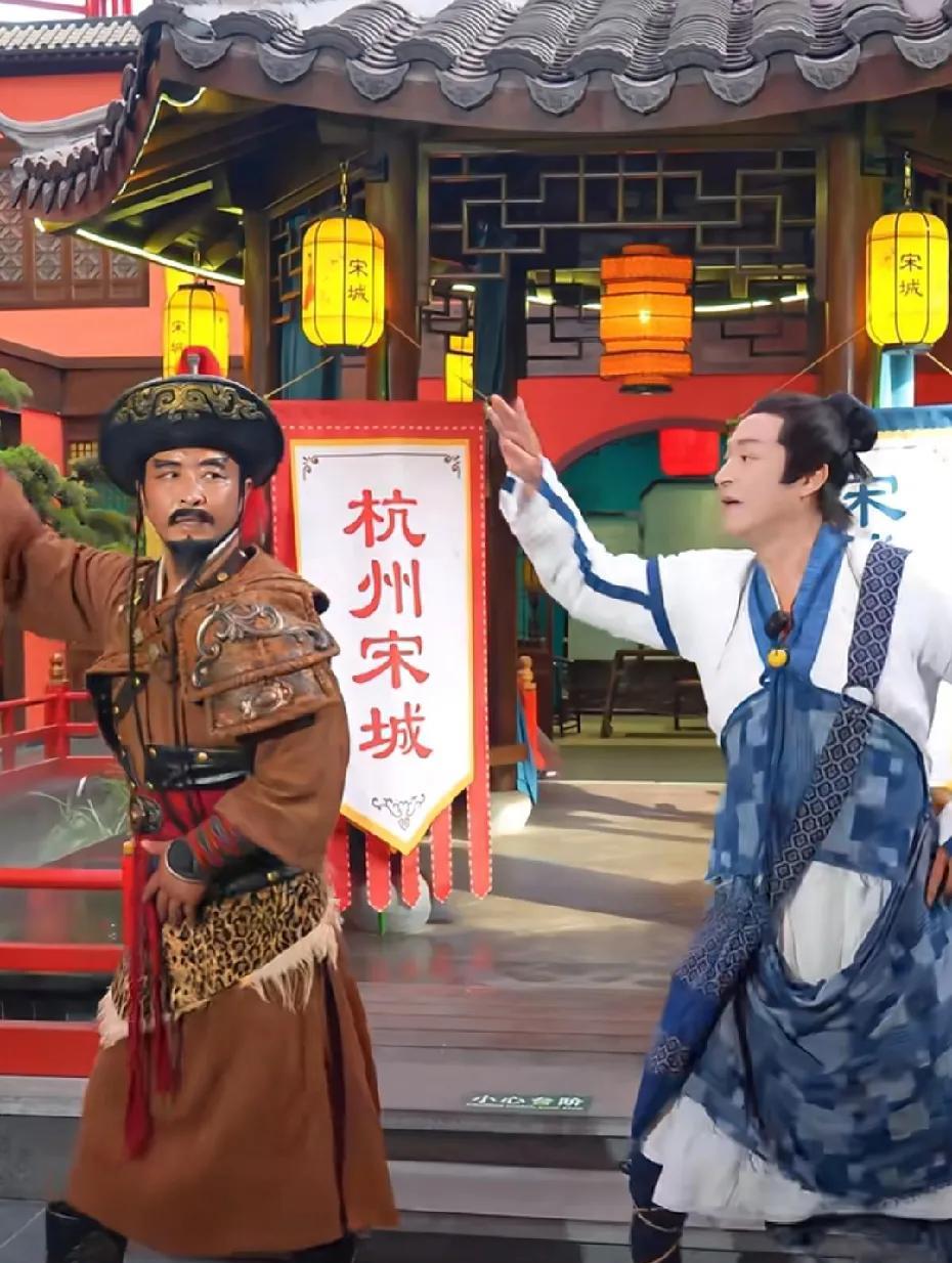 马景涛60多岁的年纪还出来街头表演，年轻时那么风光，晚年怎么有点凄凉了。