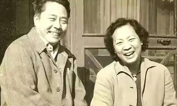 1955年，叶浅予花光200元请朋友吃饭，气得王人美要离婚。叶浅予果断拒绝，门都
