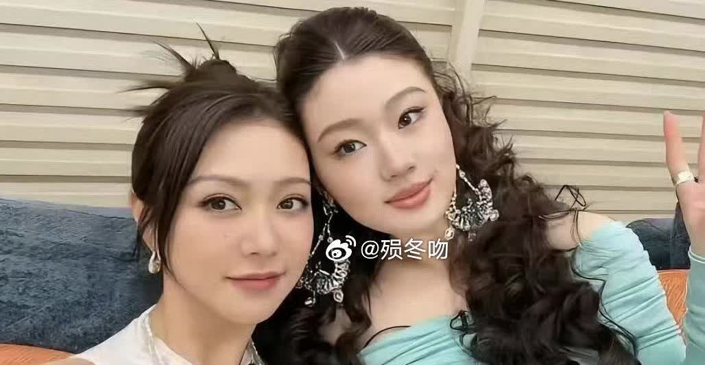 薛凯琪1981年生，单依纯2001年生，俩人差了20岁呢，但看她们同框，我惊到了