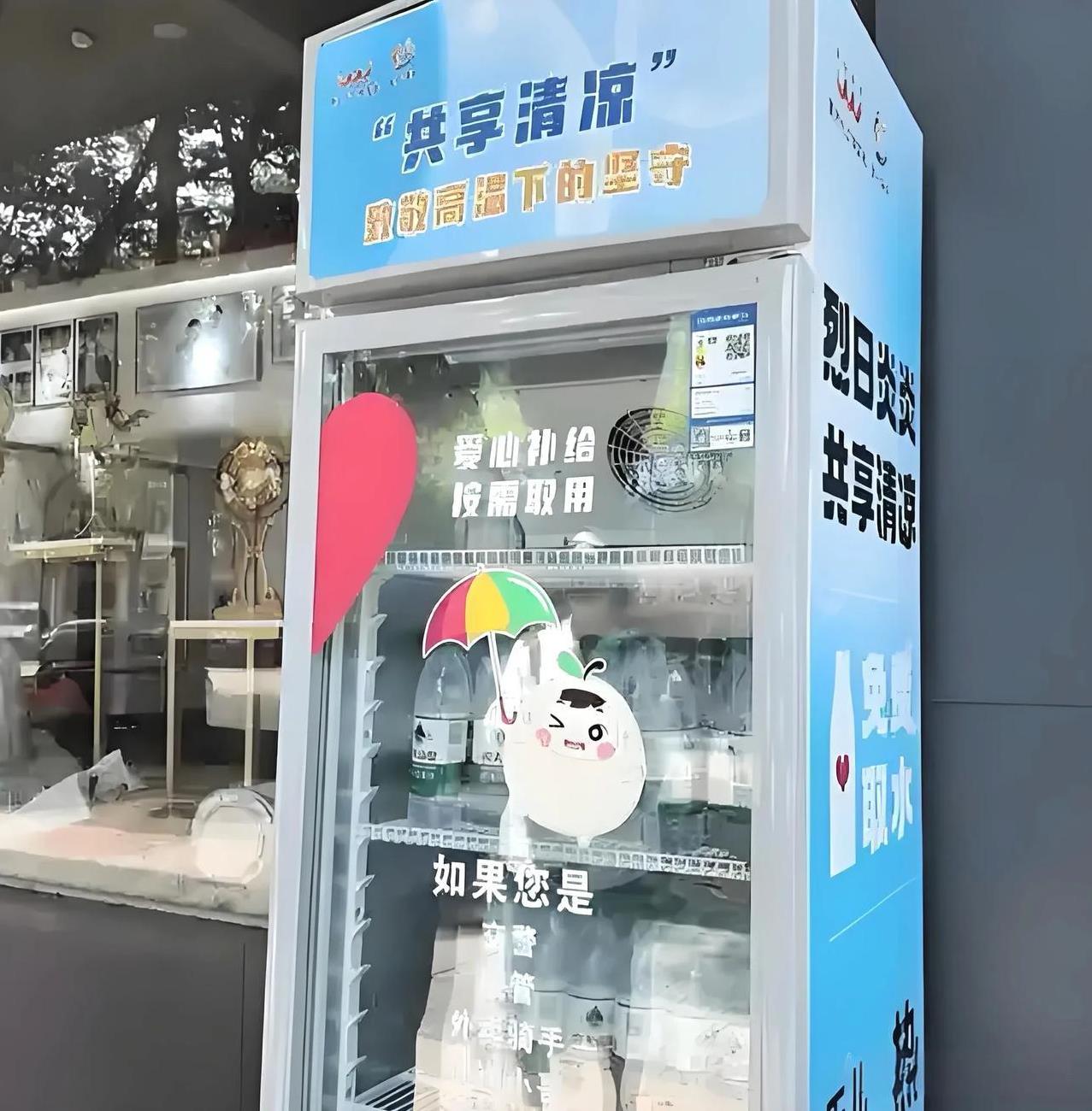 有的人活了半辈子，还不如一个孩子！
晚饭后，带着11岁的孙女去万达广场遛弯，在一
