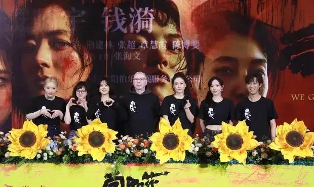 《冯小刚痛下杀手！赵丽颖狠话全被剪：观众心脏太脆弱？》
今天娱乐圈的瓜真是比横店