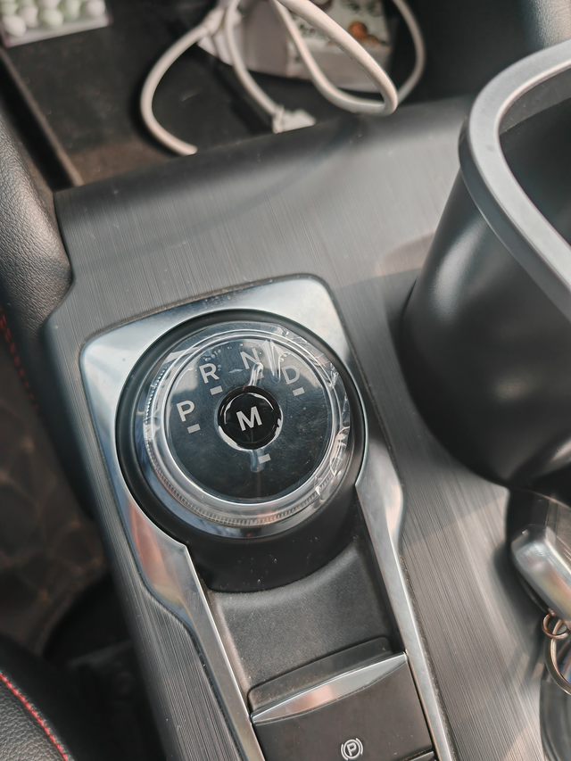 换挡旋钮更换
果然更换了就没有p档踩刹车踏踏踏的声音了，从新旋钮的手感就能感觉出