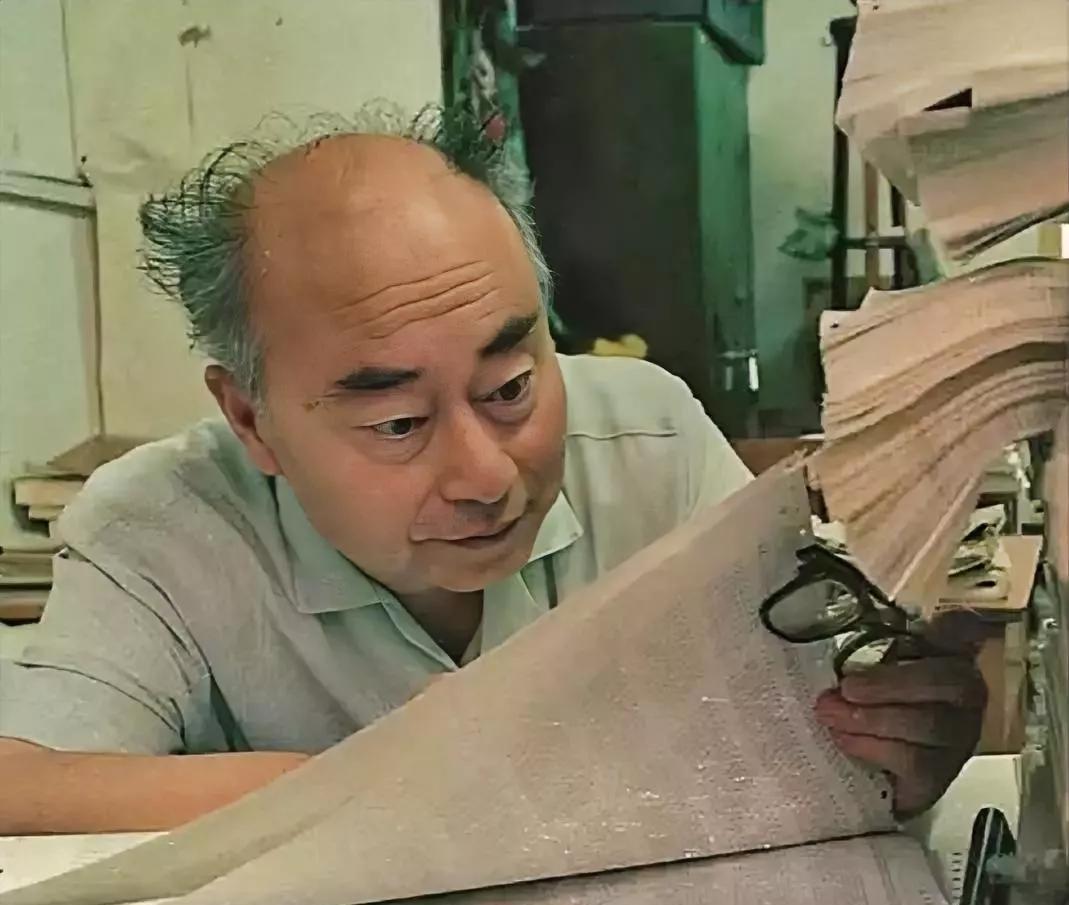 这老头子是谁？
一副慈眉善目的样子！
诺贝尔是啥东西？
没资格来评判他！
有人说