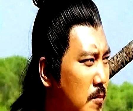 621年李世民杀单雄信后下旨斩草除根，徐茂公领命到达单府，看着单雄信的妻子和一对