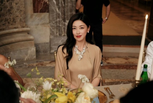 朱珠这换装速度我服！两天五套造型，套套都是经典，气场与美貌并存，不愧是行走的时尚