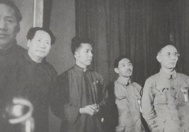 1949年7月2日，毛主席出席中华全国文学艺术工作者第一次代表大会，他身边是三位