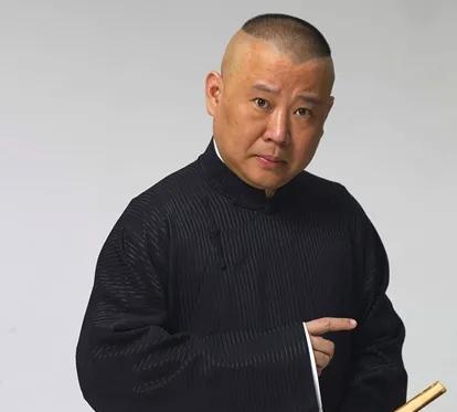 有人认为“自从出了郭德纲，相声界一片混乱，郭德纲没出名时，没有听到相声界互相踩压