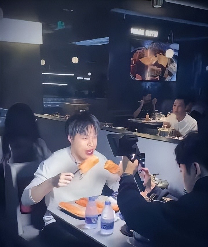 原来网红吃播是这样的。。。第一次看到，长见识了