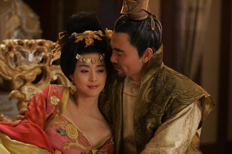 750年，杨贵妃出浴，衣衫滑落，玄宗赞其如剥壳鸡头肉般温软，安禄山却称其滑腻如塞