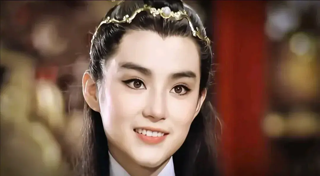 女扮男装的天花板！
集帅气和妩媚于一身，男女都会爱上她！确实是几百年才能出一个的