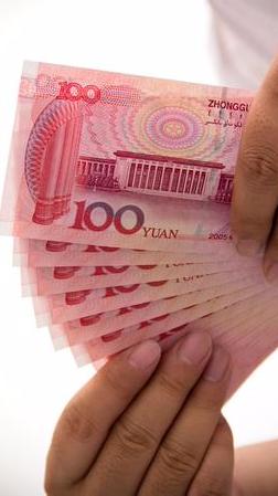 昨晚打牌手气背，1000块全输光了。想着回家老婆肯定得骂，我就赶紧去ATM机取了