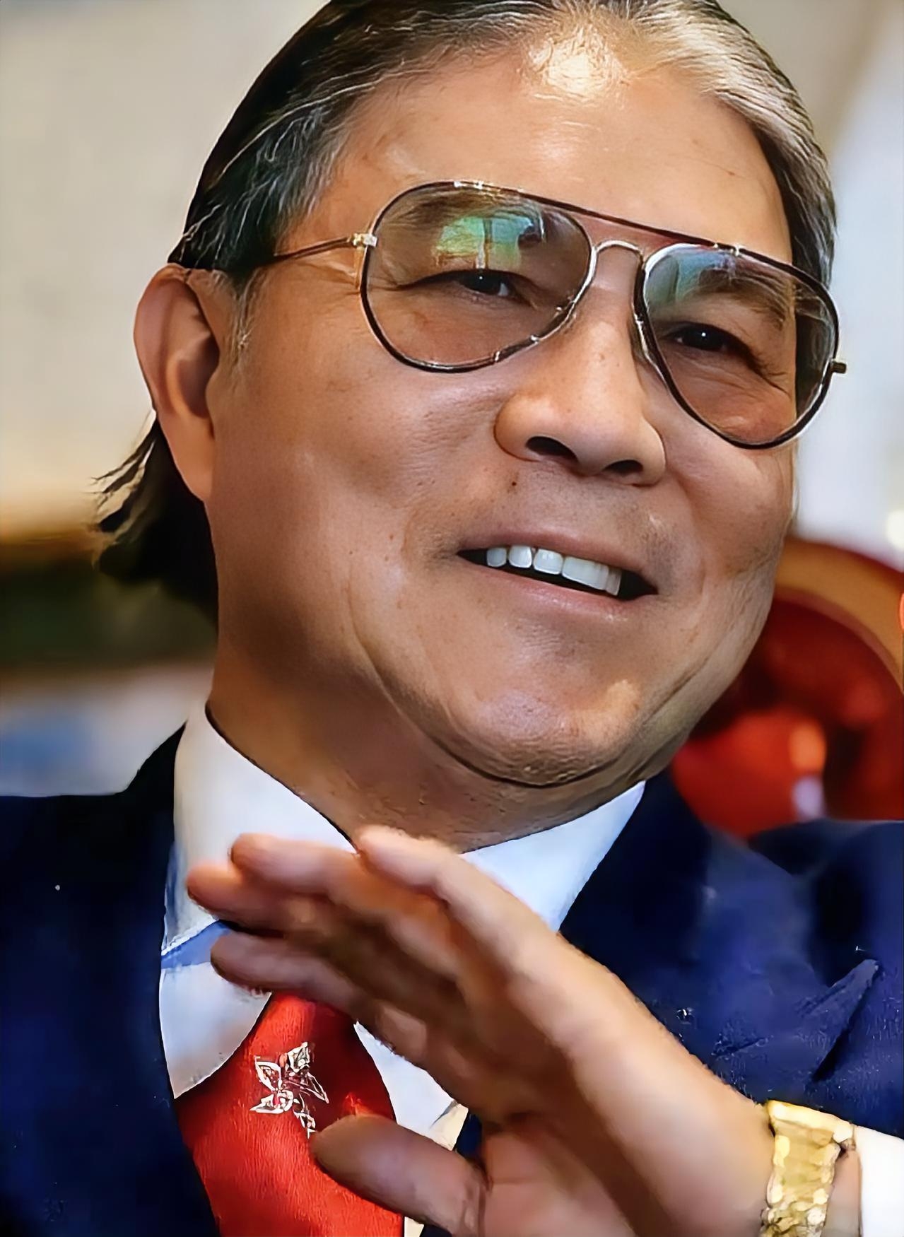 看到霍震霆接过那杯4块钱的蜜雪冰城手一抖，突然想起郭晶晶拎着400块买菜包看香奈