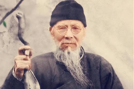 一天，齐白石给人画虾，画完后，客人不加钱，却非要他再画一只虾，无奈，齐白石只得提