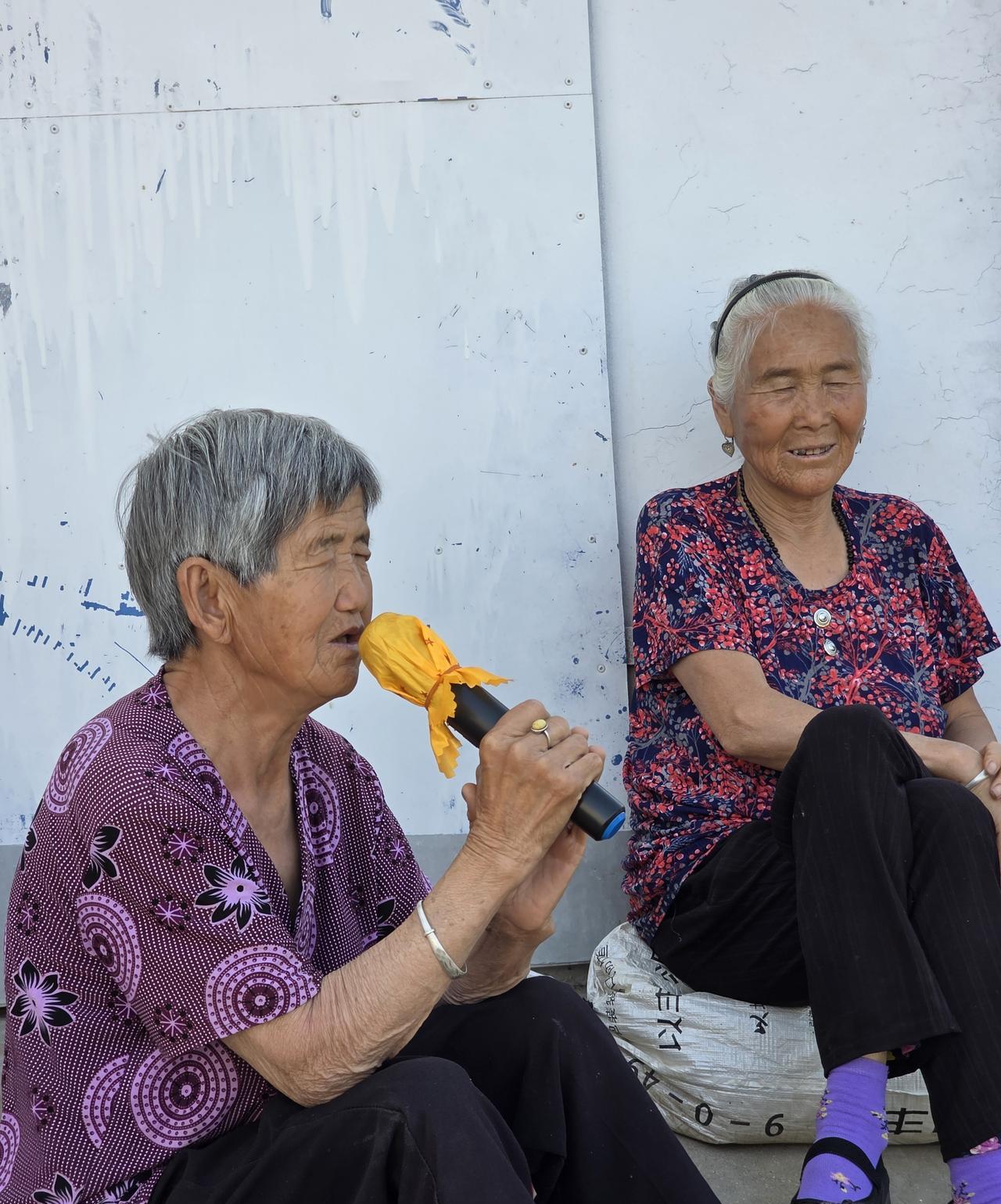 我发现一个现象……
这些嫂子、婶子和奶奶都没读过书，有的连自己的名字都不认识，但