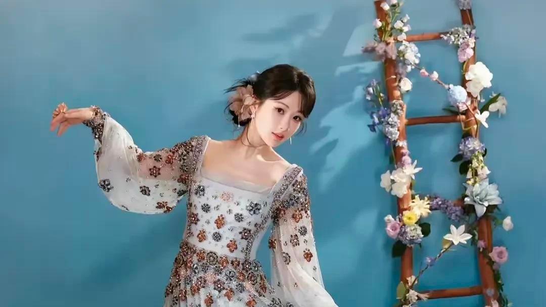 红气养人！杨紫真的是越看越美的女星，完全没有刚出道的土气！