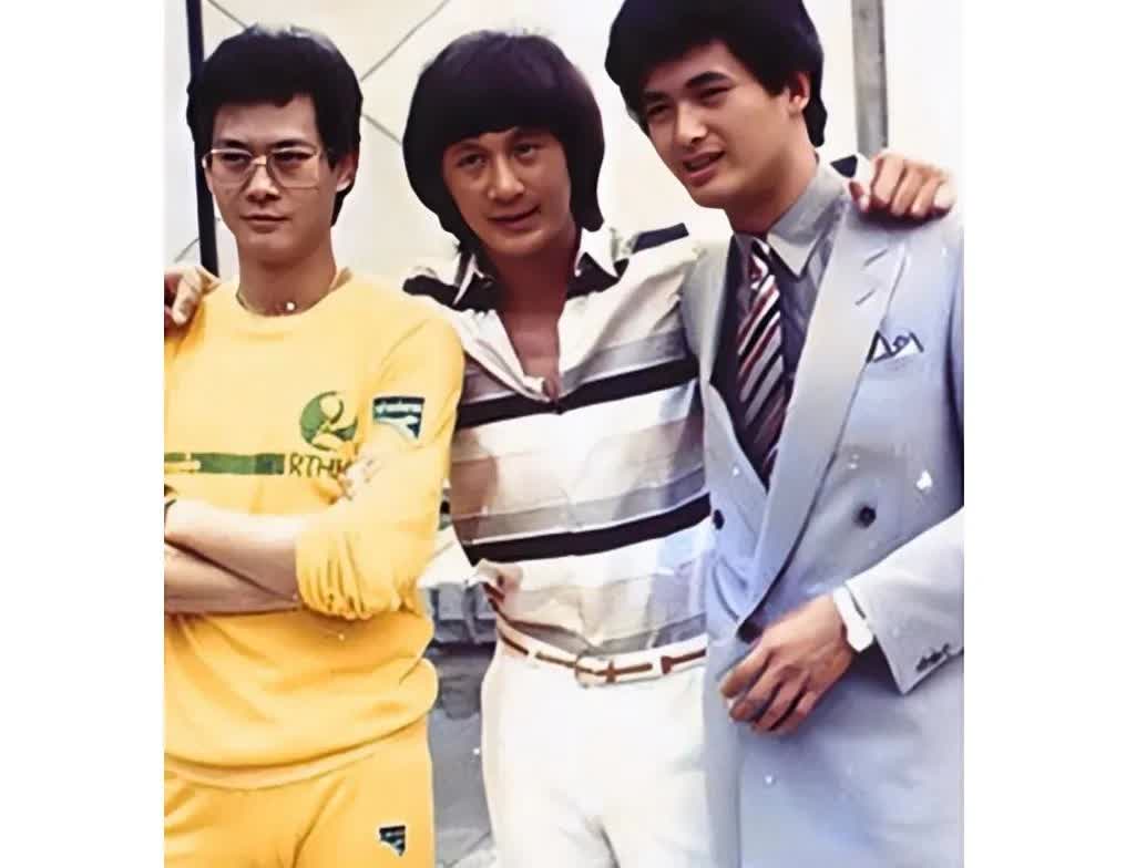1980年，郑少秋与许冠杰和周润发在香港，留下的美好瞬间。那时候郑少秋33岁，许