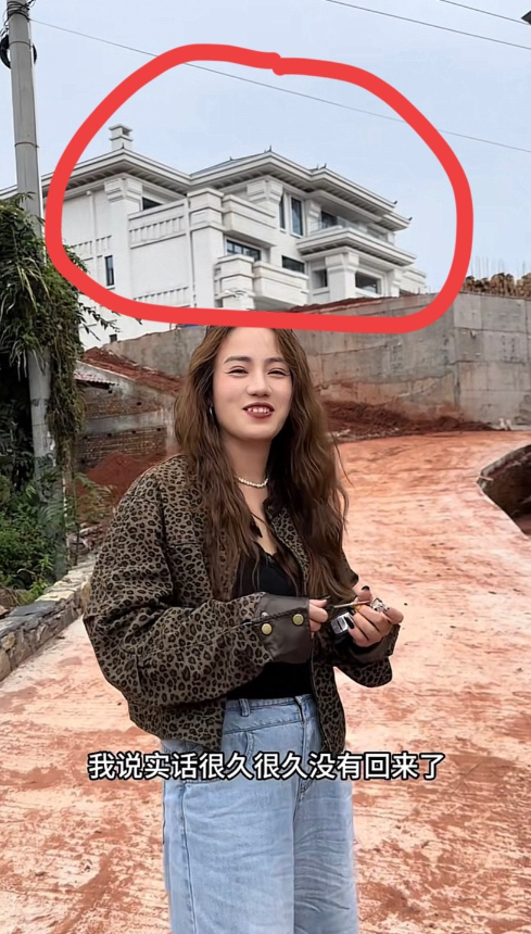 川乡小妹儿刚刚在直播说：“小二娃把二儿子小晨晨从我身边接走了，连带着把照顾小晨晨