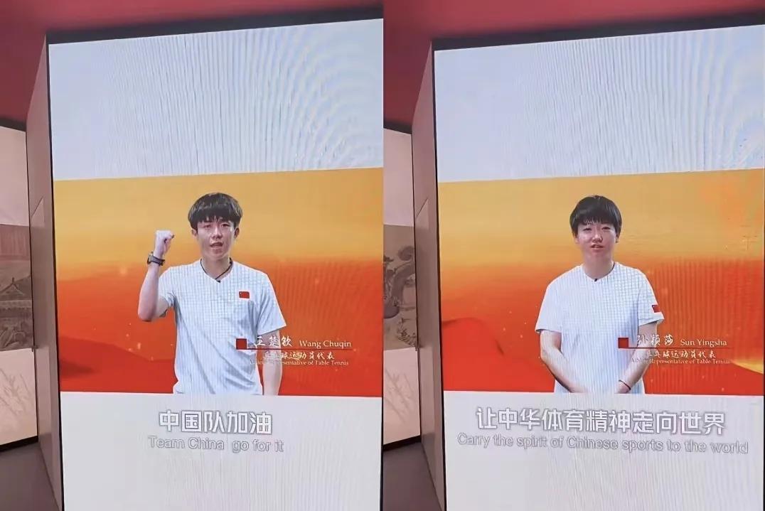 有网友游览故宫时发现有豆包和头哥的广告牌，然后开心的和他们合影。
看到豆包和头哥