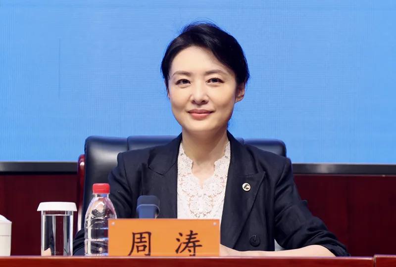 “央视一姐”周涛又搞大事！这次不拿话筒，改拿对讲机了！谁能想到，曾经在春晚舞台上