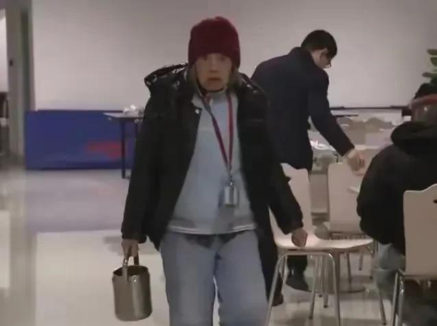 我这辈子最大的心愿就是匍匐在地，擦干祖国身上的耻辱。这句话是图片中这位老人的豪言