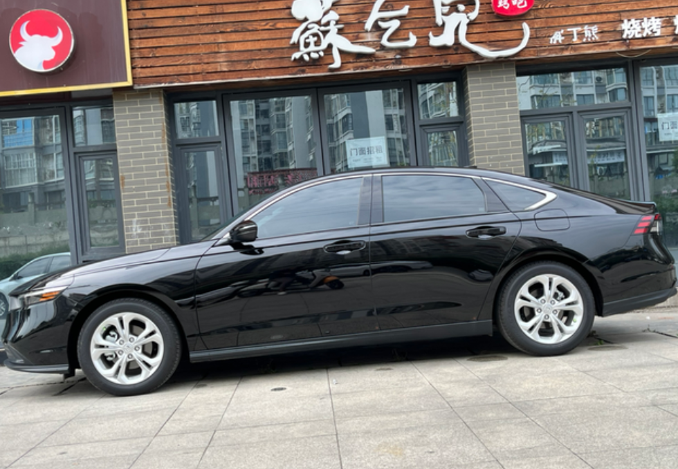 雅阁17个多不香吗？
1外观：我感觉还是好看（除了尾部），主要可能是后面的标太小