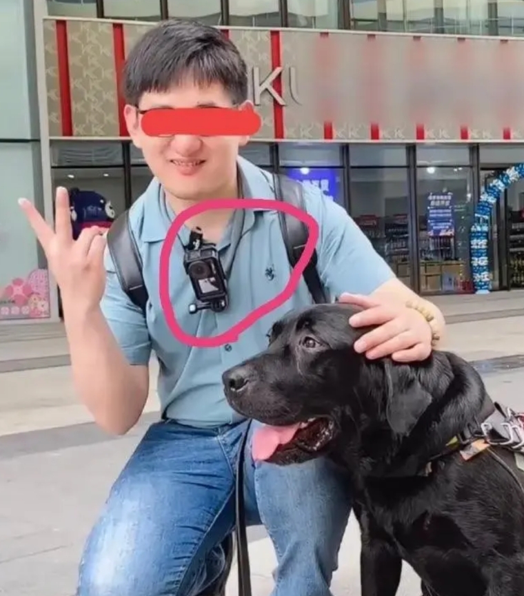 看脖子上的记录仪，这哥儿们有备而来！眼瞎心术也不正，活该他瞎。
看了第二张图片，