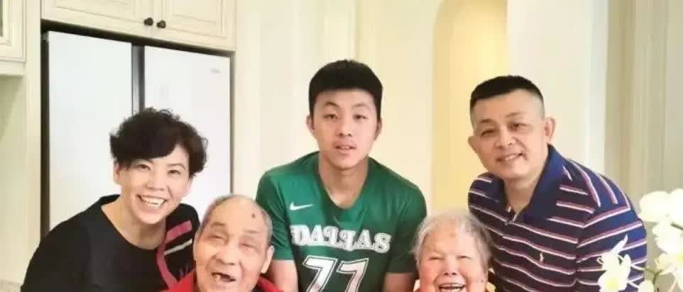终于明白了邓亚萍为何要嫁林志刚？
看到邓亚萍和老公去参加儿子的成人礼，18 岁