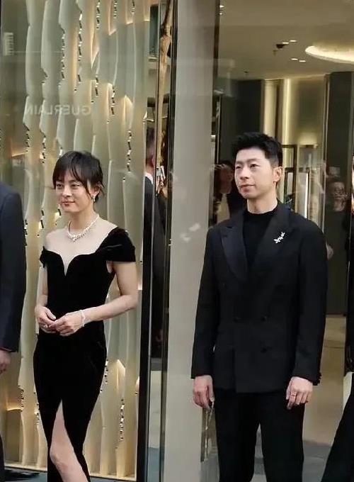 甄嬛娘娘孙俪和龙队马龙在北京共同出席活动，两人难得一见的同框，在17日的活动现场