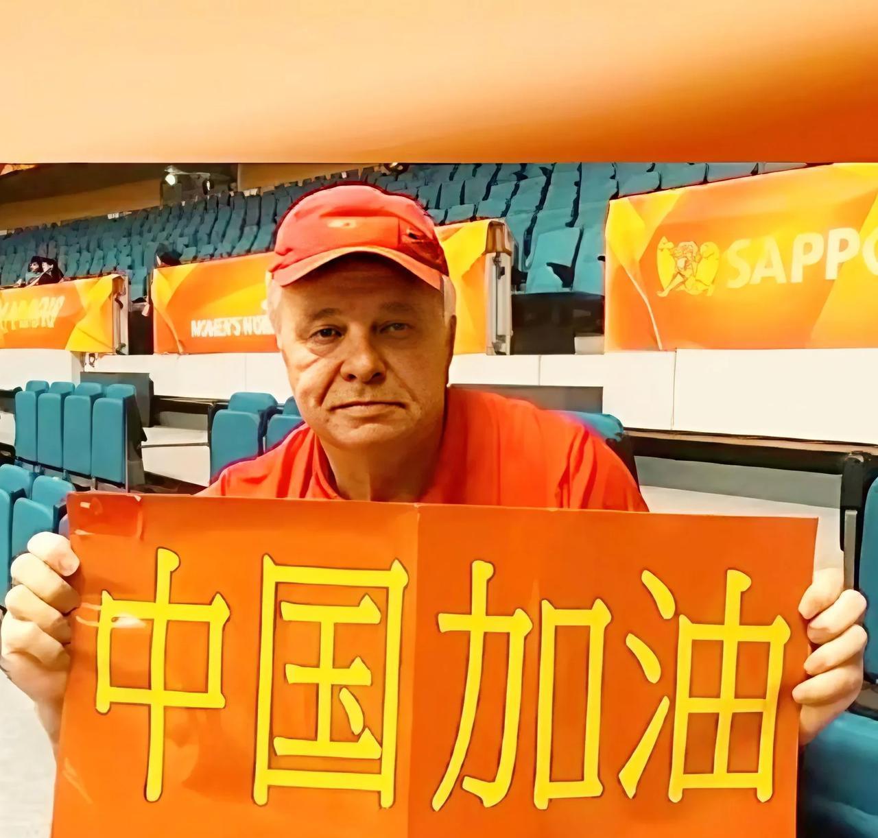 赛前，他发文要亲历现场为中国女排加油助威，同时为球员们还准备了礼物。