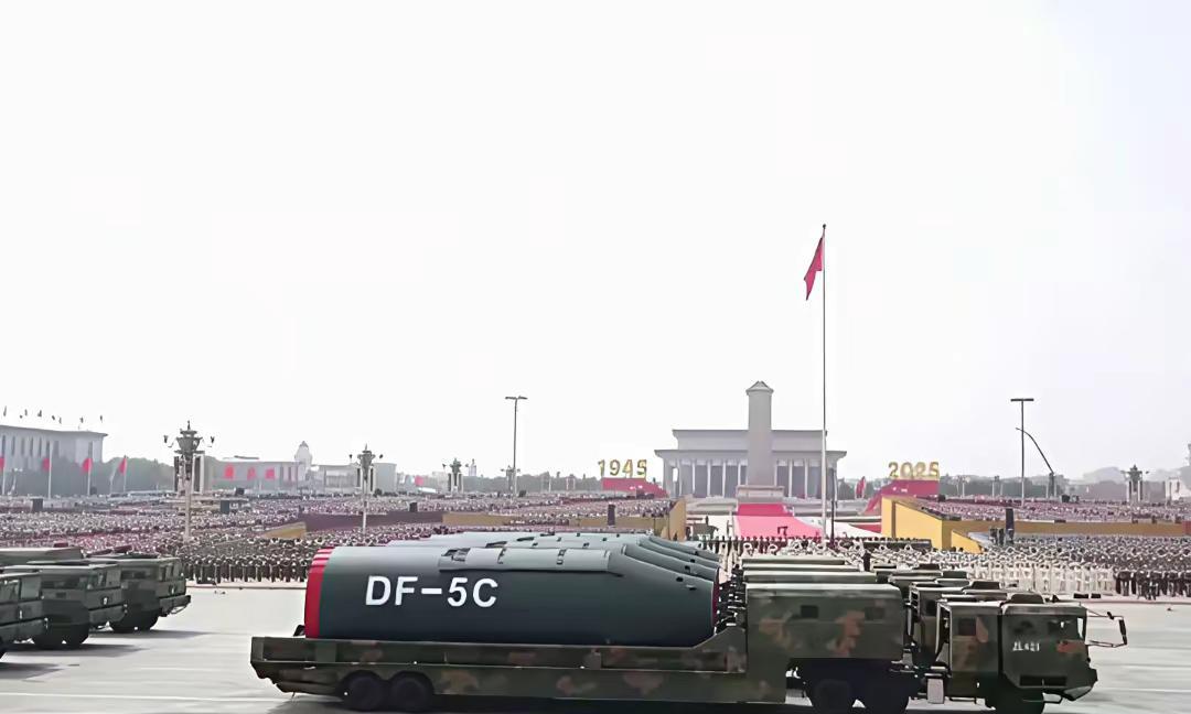 看看左边照片
DF-5C有网友调侃
这是要打服五常啊…
当然，这是一个玩笑
真正